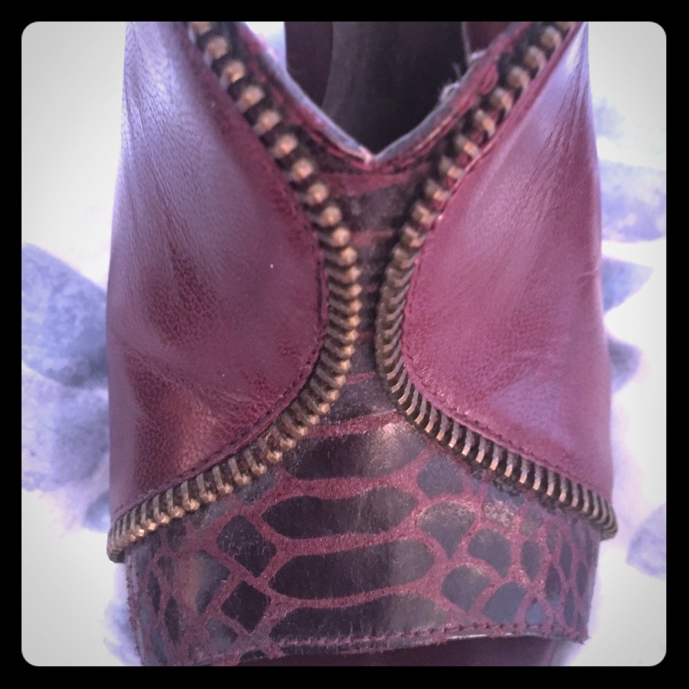 Carlos Santana Maroon Peep Toe Heel